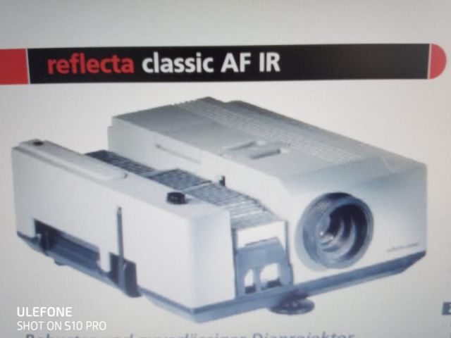 Reflecta proyector diapositivas CLASSIC IR 16201 - automático diapositivas 5x5cm - autofoco desconectable - mando a distancia - protección sobrecalentamiento - magazín CS o LKM o universal - lampara 24V-150W - objetiva agomar MC 2,8-90mm