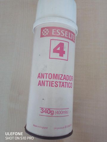 Esselte atomizador antiestático spray 340gr. Reduce los depósitos de polvo, suciedad y problemas de electricidad estática. Usar sobre alfombras, cortinas, etc.