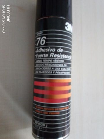 3M Adhesivo spray industrial 76 500ml. Adhesivo para polietileno, polipropileno, caucho, tejidos, fieltro, plástico a si mismo o a metal, madera y vidrio. No apto para poliestireno expandido.